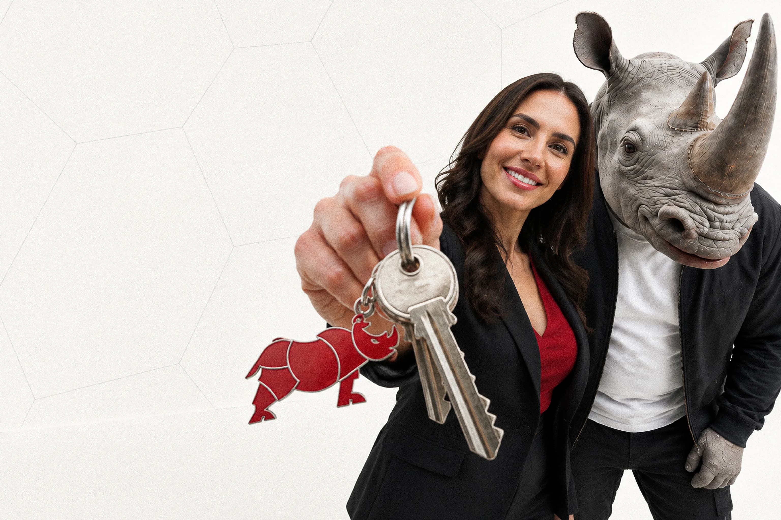 Programme secteur immobilier : une professionnelle tend des clés au porte-clés rhinocéros rouge Groupe Rhinos